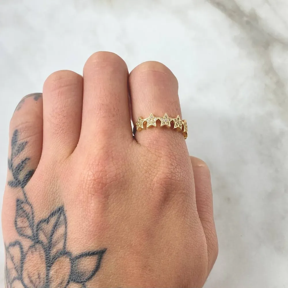 Anillo Estrellas 2.15gr / T6 1/4 / Oro Amarillo 18K * con Techo Dos Aguas