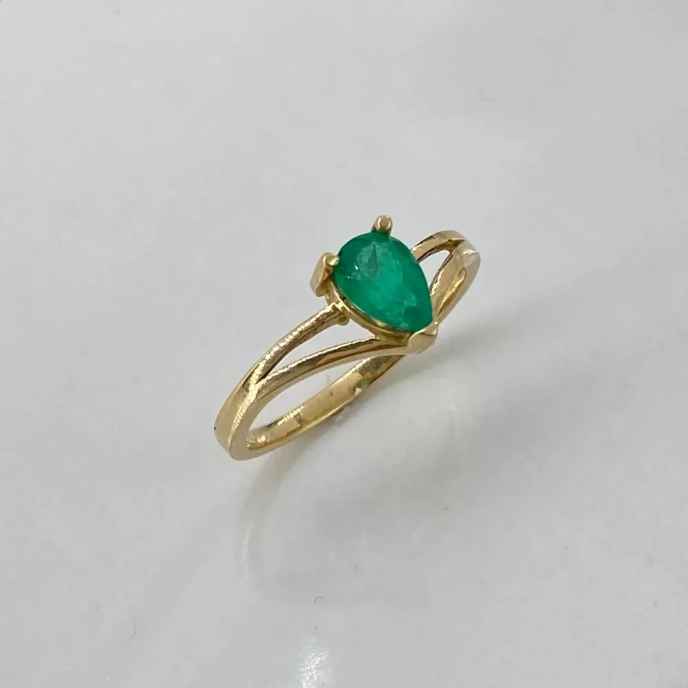 Anillo Pera 2.75gr / T7 1/4 / Solitario 1.24 Kt Esmeralda Oro Amarillo (Joya)$ para Jardín y Balcón
