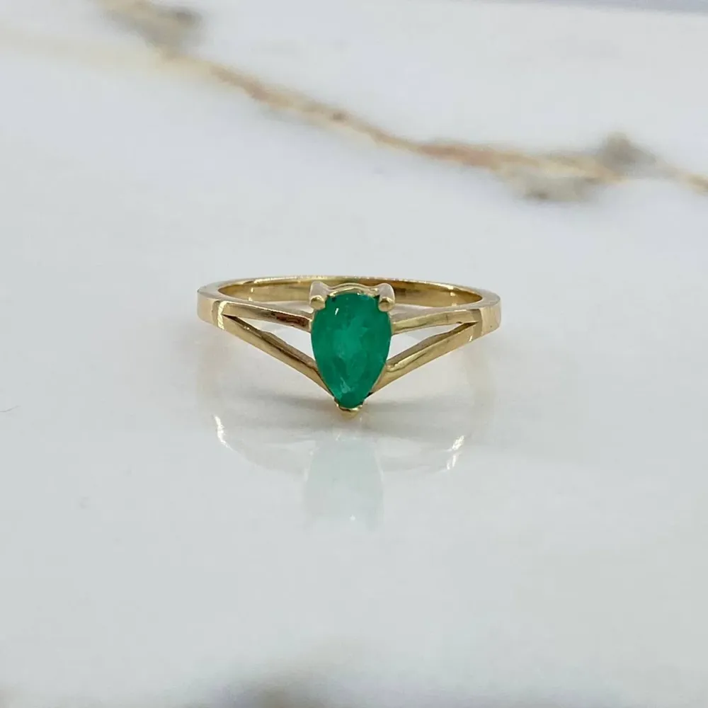 Anillo Pera 2.75gr / T7 1/4 / Solitario 1.24 Kt Esmeralda Oro Amarillo (Joya)$ para Jardín y Balcón
