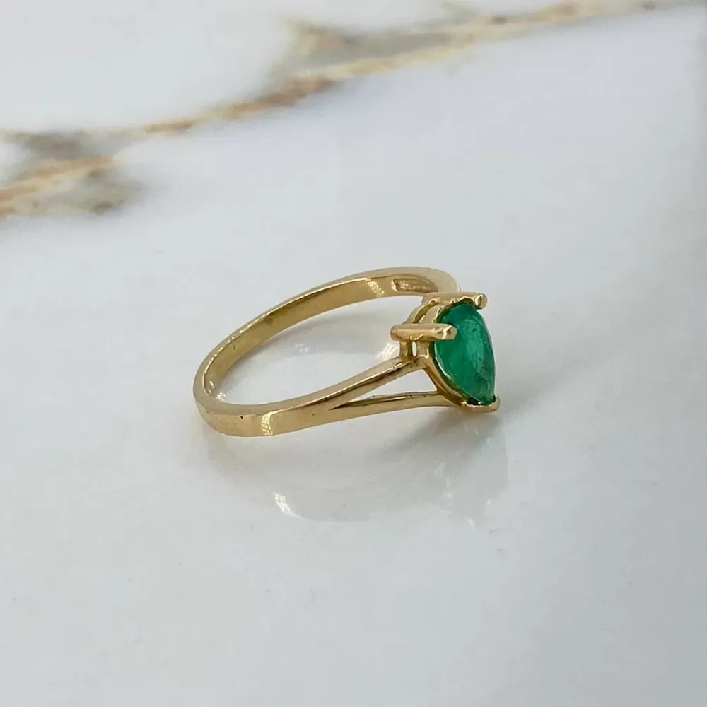 Anillo Pera 2.75gr / T7 1/4 / Solitario 1.24 Kt Esmeralda Oro Amarillo (Joya)$ para Jardín y Balcón