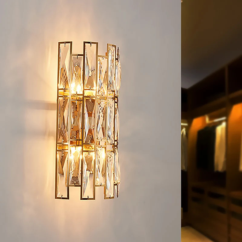 Aplique de pared con bloque de cristal transparente, estilo modernista, 4 luces, acabado dorado, montaje en pared para pas...