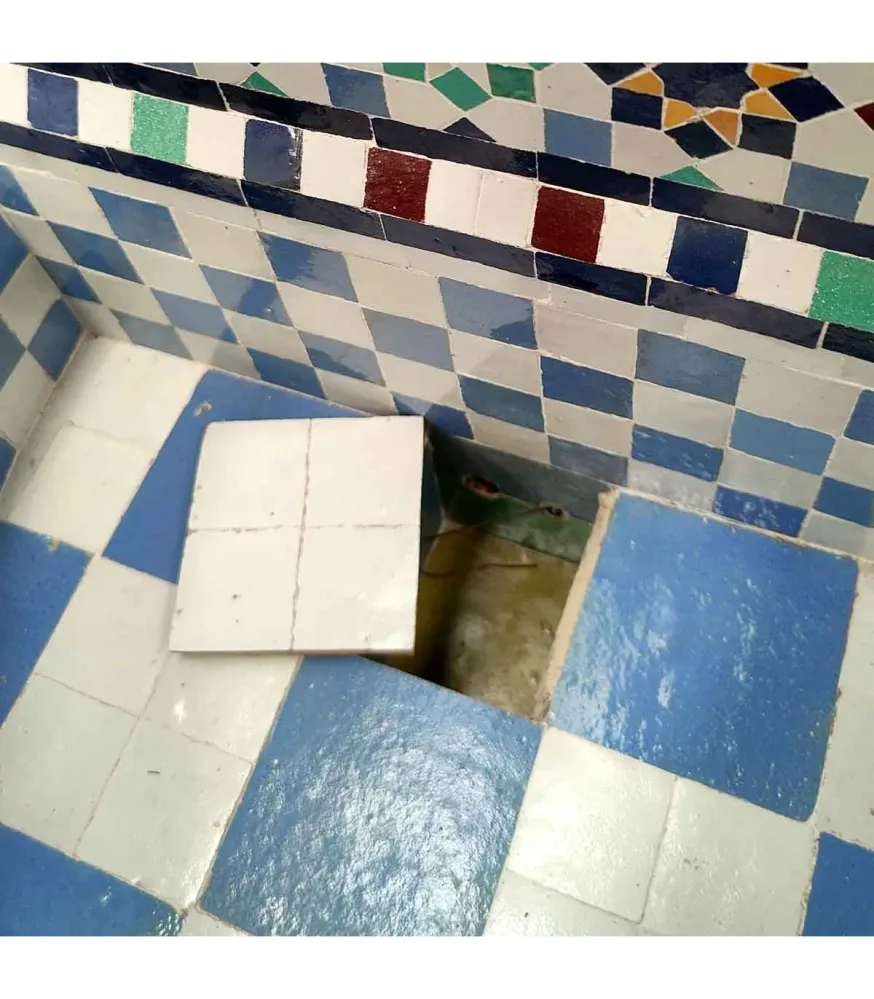 Fuente de Terraza o Jardín Mosaico Morisco de Azulejo Zellige Andalusí - Modelo Al karawi Kabir con Control de Flujo