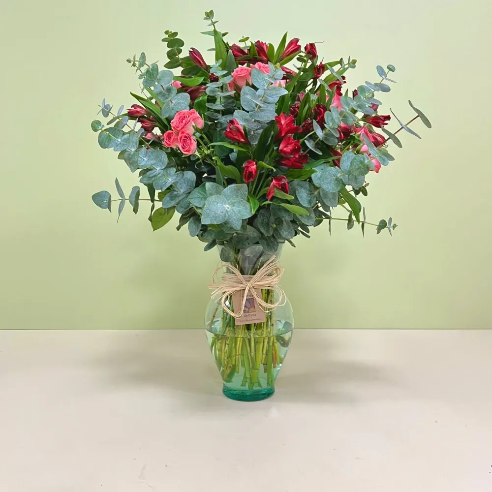 Florero de Portátil Rosas con Alstroemeria y Follaje.