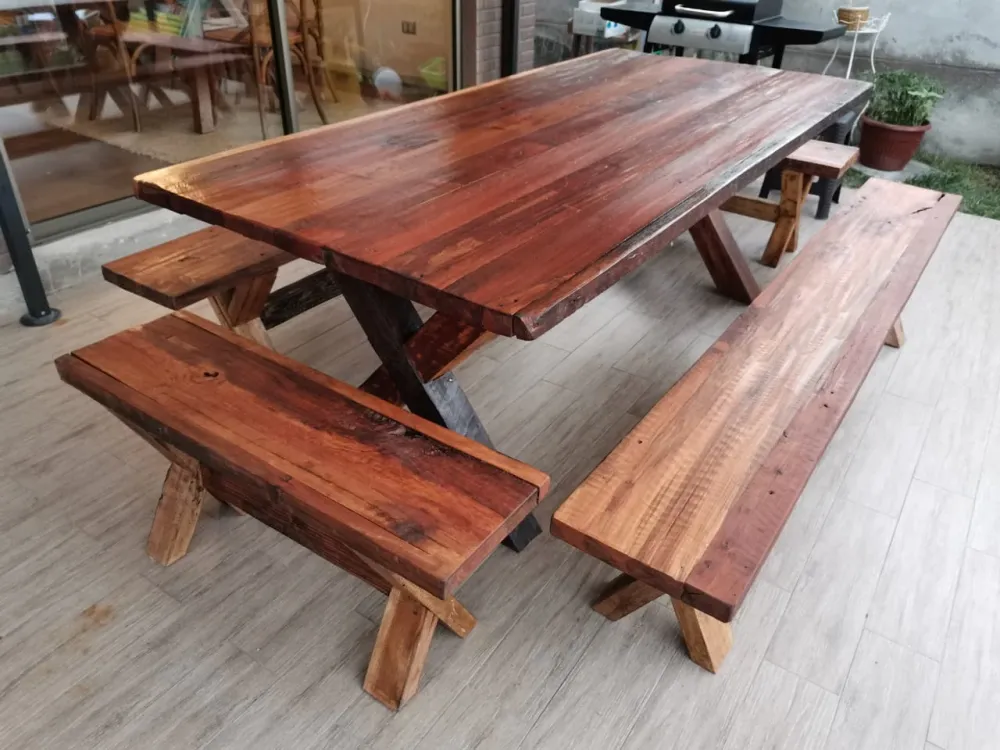 Mesa Comedor Roble Rojo X con 4 Bancas con Sistema de Drenaje