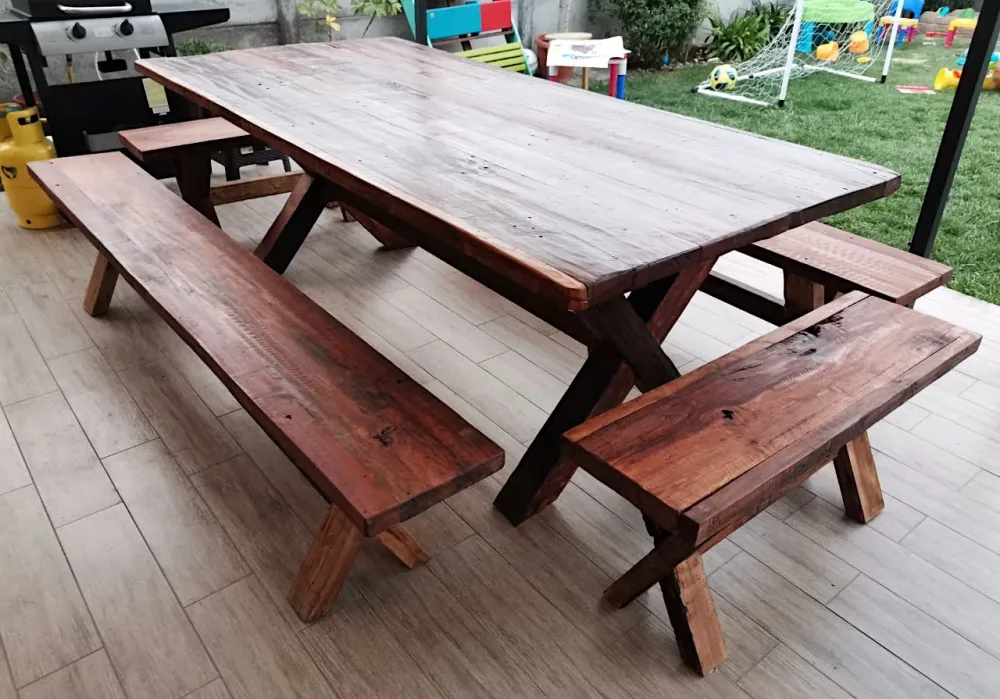 Mesa Comedor Roble Rojo X con 4 Bancas con Sistema de Drenaje