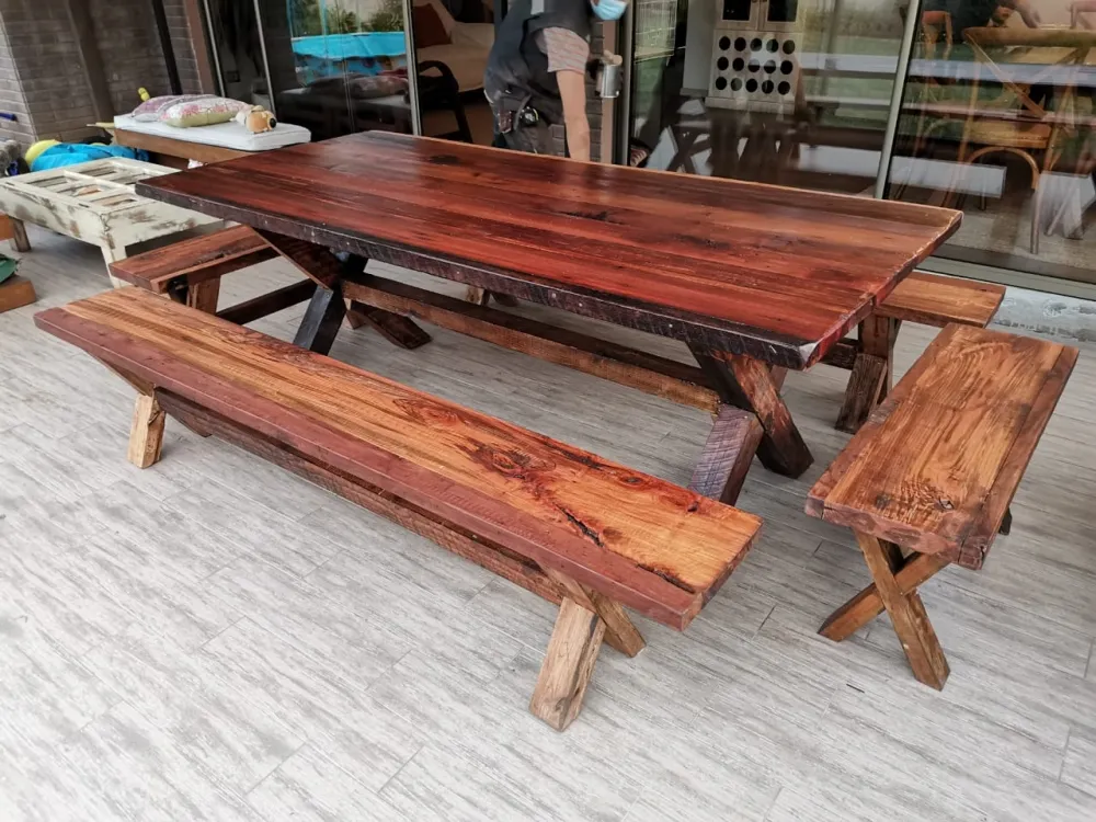 Mesa Comedor Roble Rojo X con 4 Bancas con Sistema de Drenaje