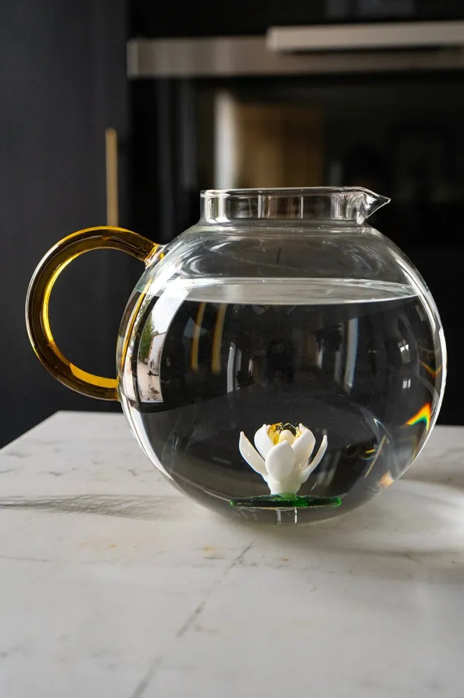 Jarra Globo em Vidro Soprada com Figura de Flor en Resina de Alta Densidad