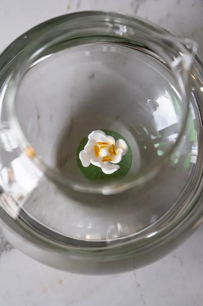 Jarra Globo em Vidro Soprada com Figura de Flor en Resina de Alta Densidad