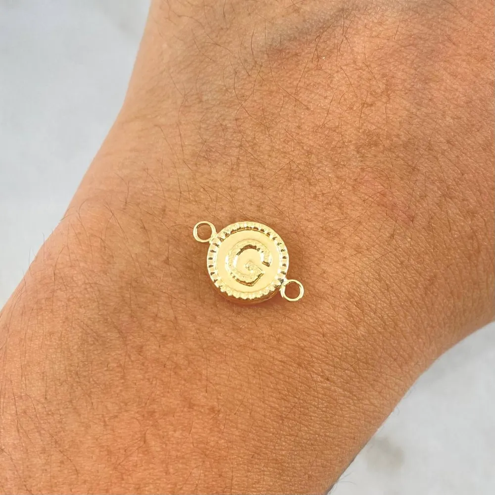Herraje Letra G 0.5gr / 1.6cm / Circulo Bordeado Oro Amarillo 18K para Suelos Arcillosos