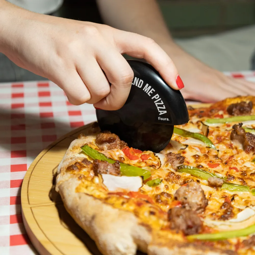 Corta pizza “Fuck salad, send me pizza" con Pinzas y Espátula