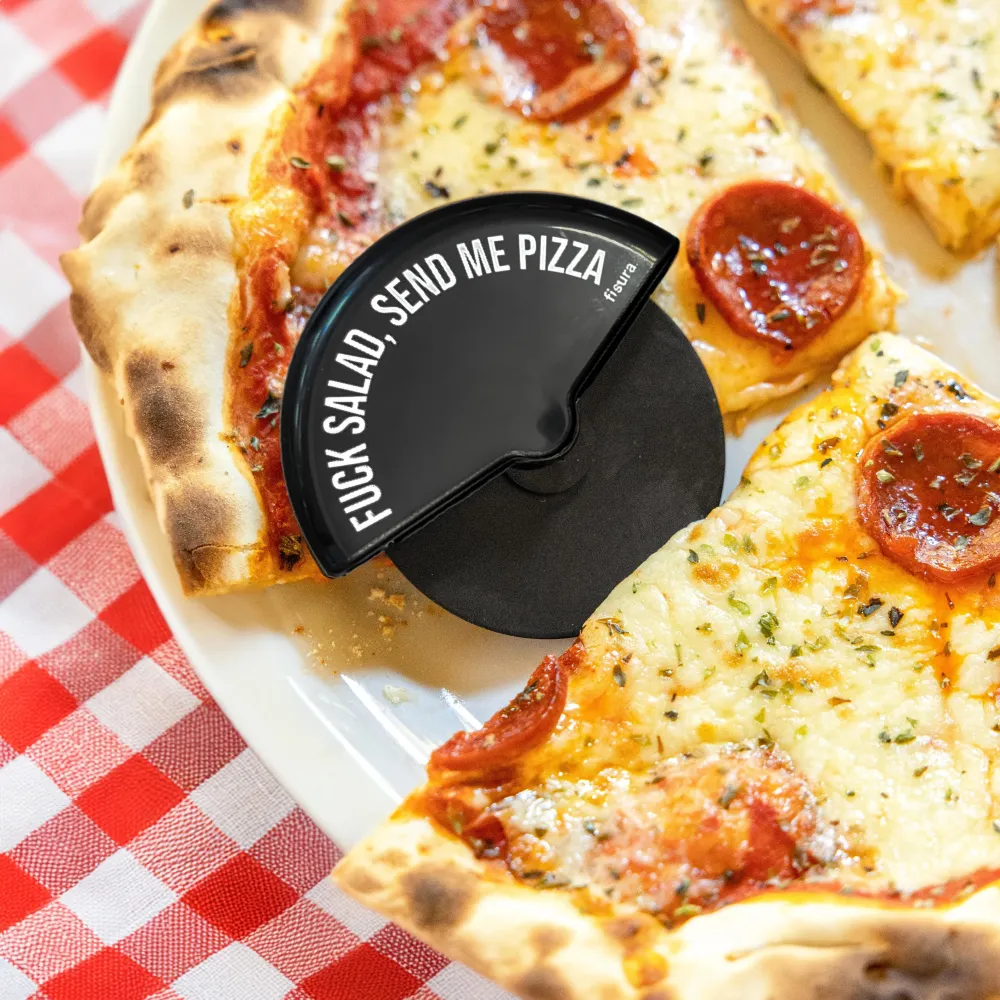 Corta pizza “Fuck salad, send me pizza" con Pinzas y Espátula