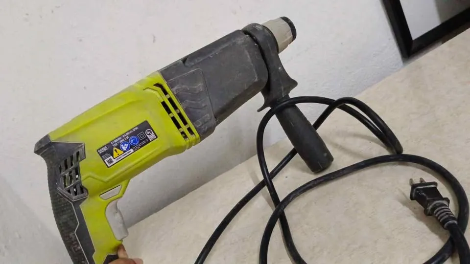 Taladro Rotomartillo Ryobi sds65, usado con Filio de Acero al Carbono