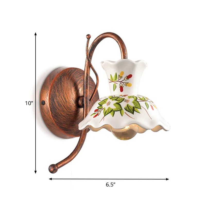 Aplique festoneado de granja, lámpara de pared de cerámica con estampado de flores de 1 bombilla en blanco con brazo de cu...