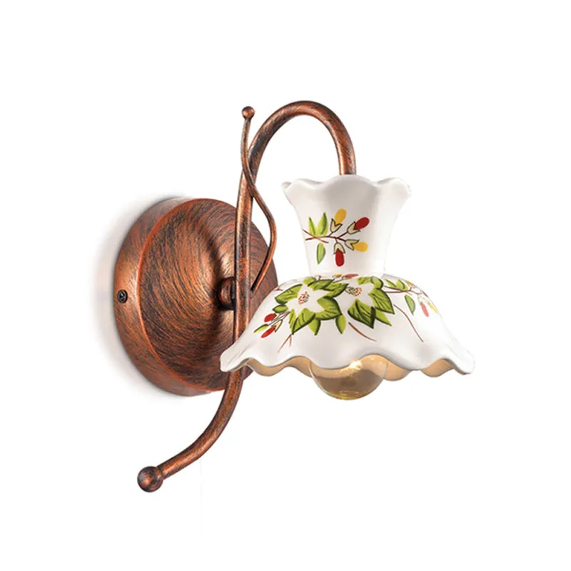 Aplique festoneado de granja, lámpara de pared de cerámica con estampado de flores de 1 bombilla en blanco con brazo de cu...