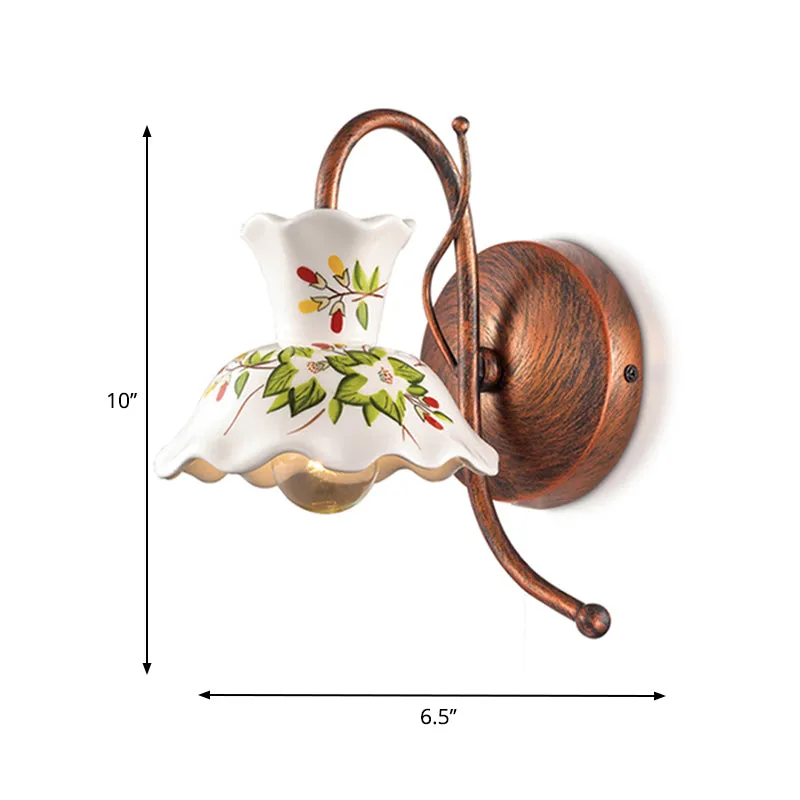 Aplique festoneado de granja, lámpara de pared de cerámica con estampado de flores de 1 bombilla en blanco con brazo de cu...