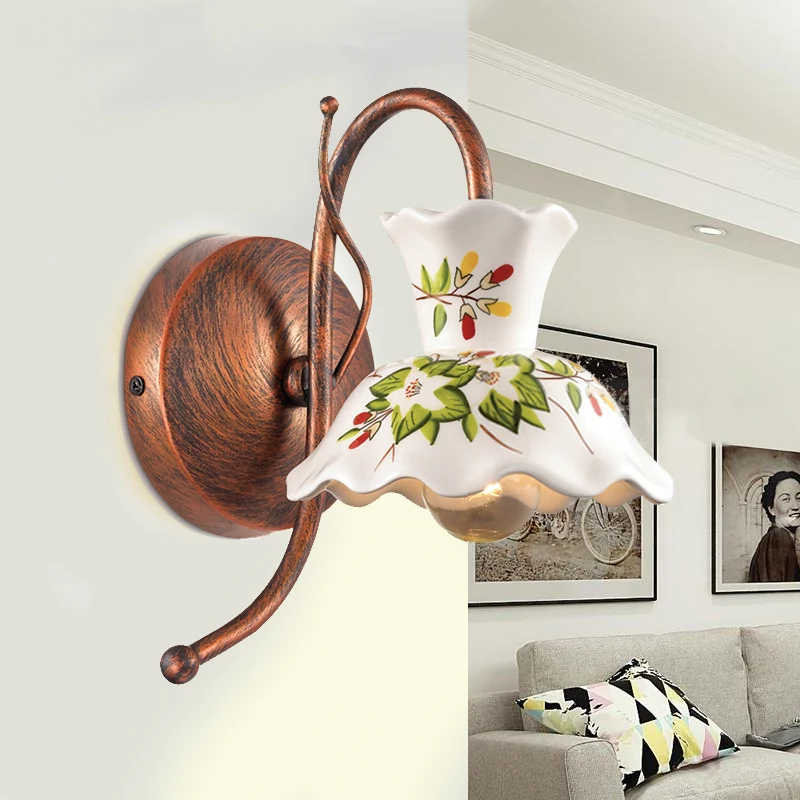 Aplique festoneado de granja, lámpara de pared de cerámica con estampado de flores de 1 bombilla en blanco con brazo de cu...