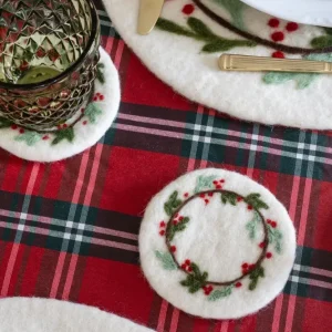 Base para copos em feltro branco com design de coroa com azevinho