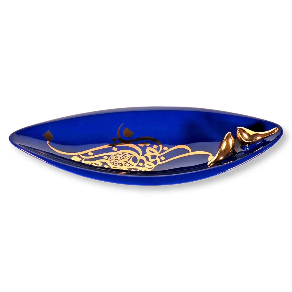 Fuente de cerámica hecha mano, decorada con un fino diseño de "caligrafí persa Nastaliq" en dorado sobre fondo azul con do...