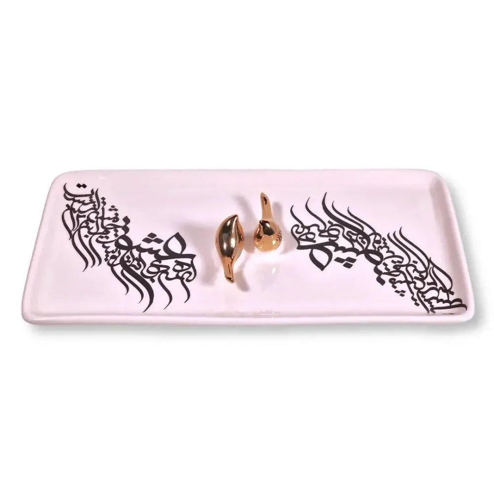 Fuente de cerámica hecha mano, decorada con un refinado diseño de "caligrafí persa Nastaliq" negra sobre fondo blanco con...