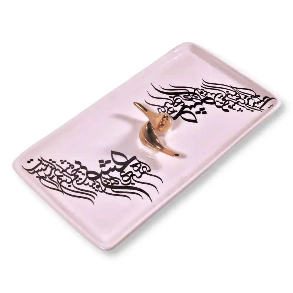 Fuente de cerámica hecha mano, decorada con un refinado diseño de "caligrafí persa Nastaliq" negra sobre fondo blanco con...