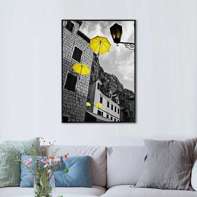 Grijze paraplu en gebouw lona modernistische decoratieve muurkunstprint voor salon