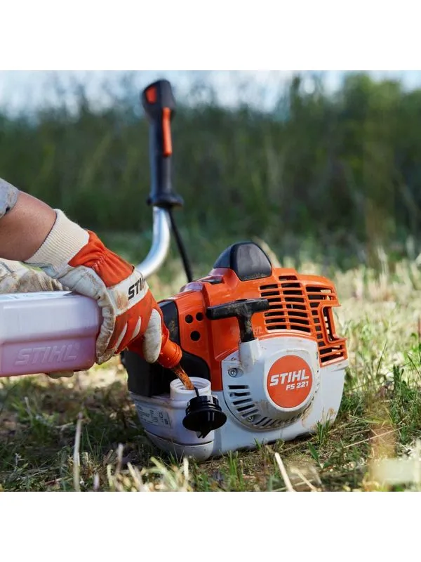 Desbrozadora gasolina STIHL FS 221 L de 2.3 hp con Cabezal de Doble Hilo