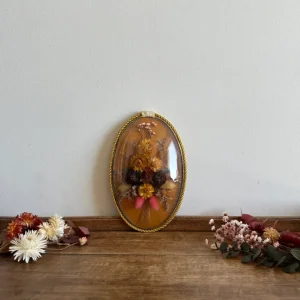 Fleurs séchées sur fond velours moutarde sous verre bombé Acero Inoxidable
