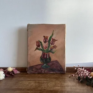 Premium Impermeable Bouquet de tulipes roses et rouges dans un vase sur fond vieux rose