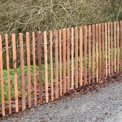 Gancho Decorativo Ganivelle bois massif bois exotique rouge - hauteur 120 cm - L=5m - non appointée (écart 4/5 cm)