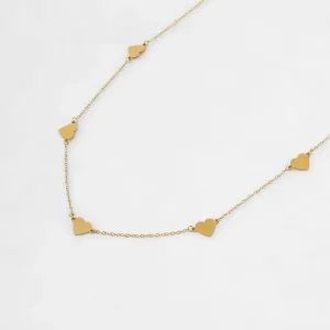 Collar de acero con dijes de corazón