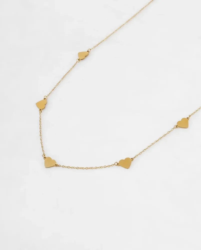 Collar de acero con dijes de corazón