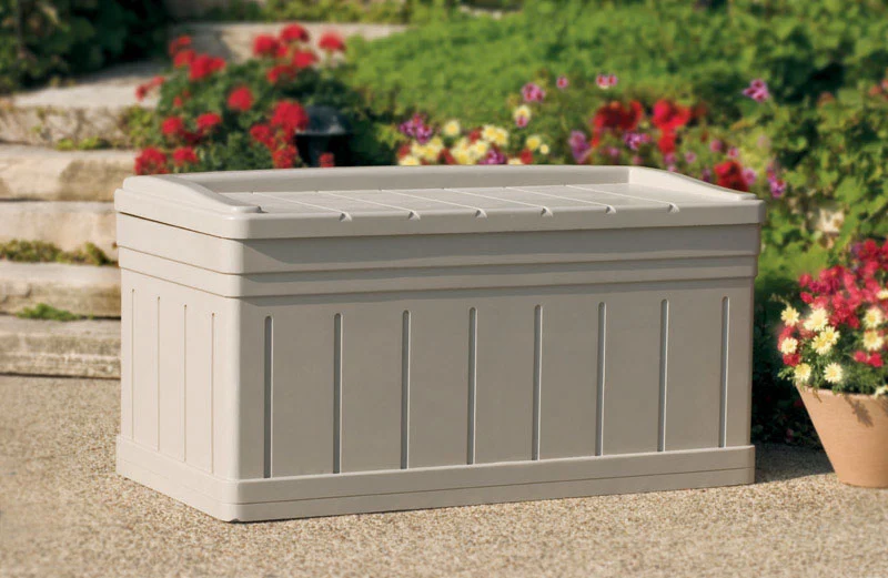 Caja de plástico beige Suncast con capacidad de 129 galones, 28 pulgadas de alto x 53 pulgadas de ancho x 29 pulgadas de p...