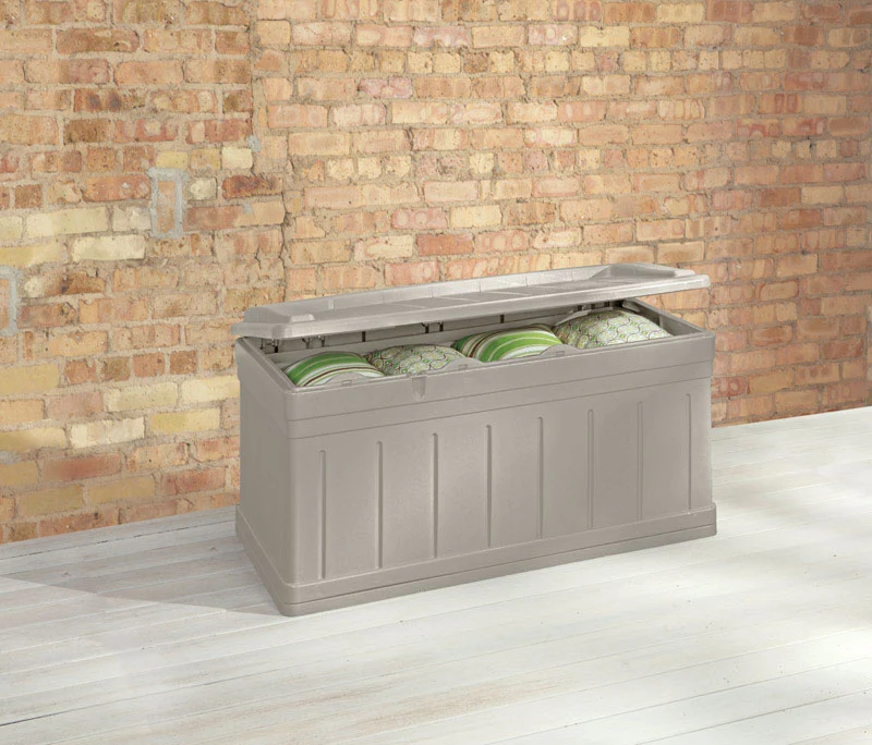 Caja de plástico beige Suncast con capacidad de 129 galones, 28 pulgadas de alto x 53 pulgadas de ancho x 29 pulgadas de p...