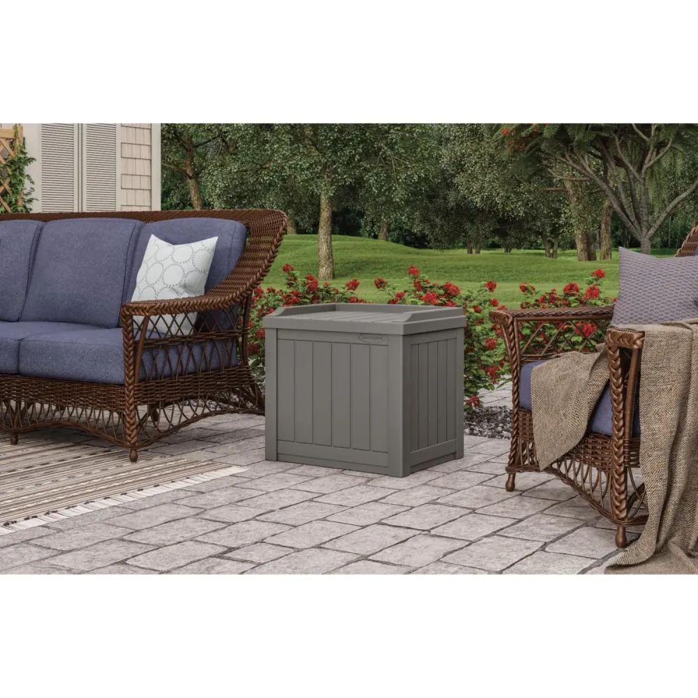 Caja de plástico gris Suncast de 22 pulgadas de ancho x 17 pulgadas de profundidad con asiento, 22 galones