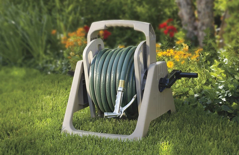 Carrete de manguera retráctil de pared Suncast de resina color topo con capacidad de 30 m - Oferta de la semana