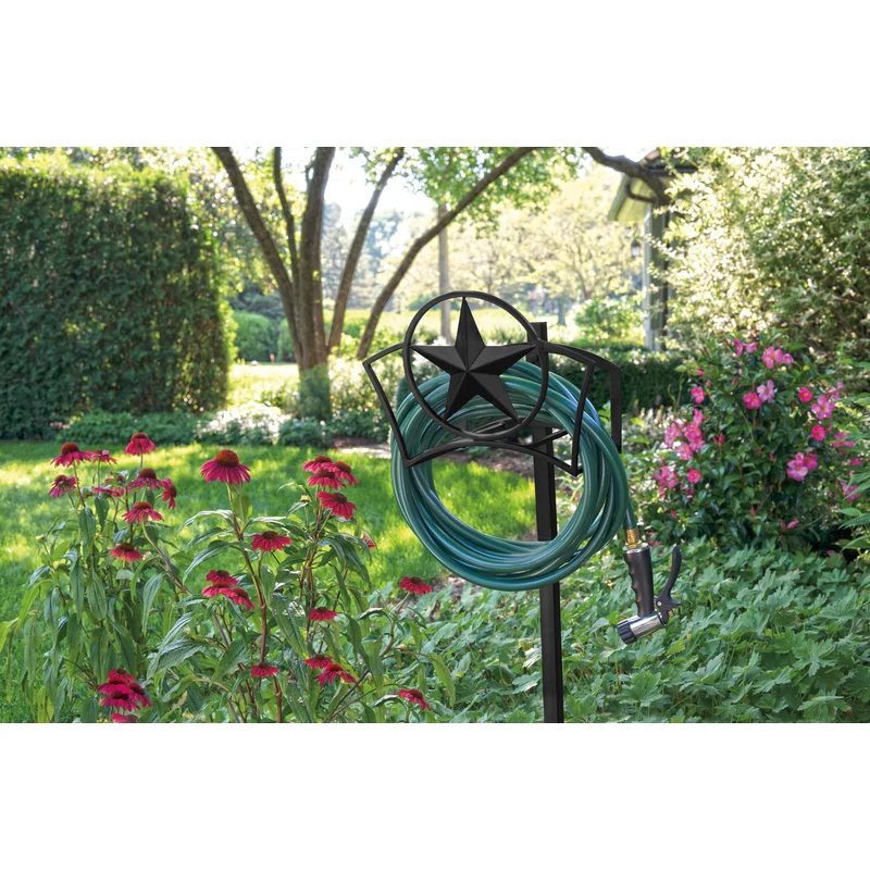 Colgador de manguera para montaje en poste de metal negro Suncast con capacidad de 150 pies