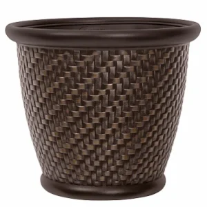 Jardinera de resina moldeada por soplado de mimbre con protección plástica en color marrón/bronce de Suncast, 16,5 alto x...
