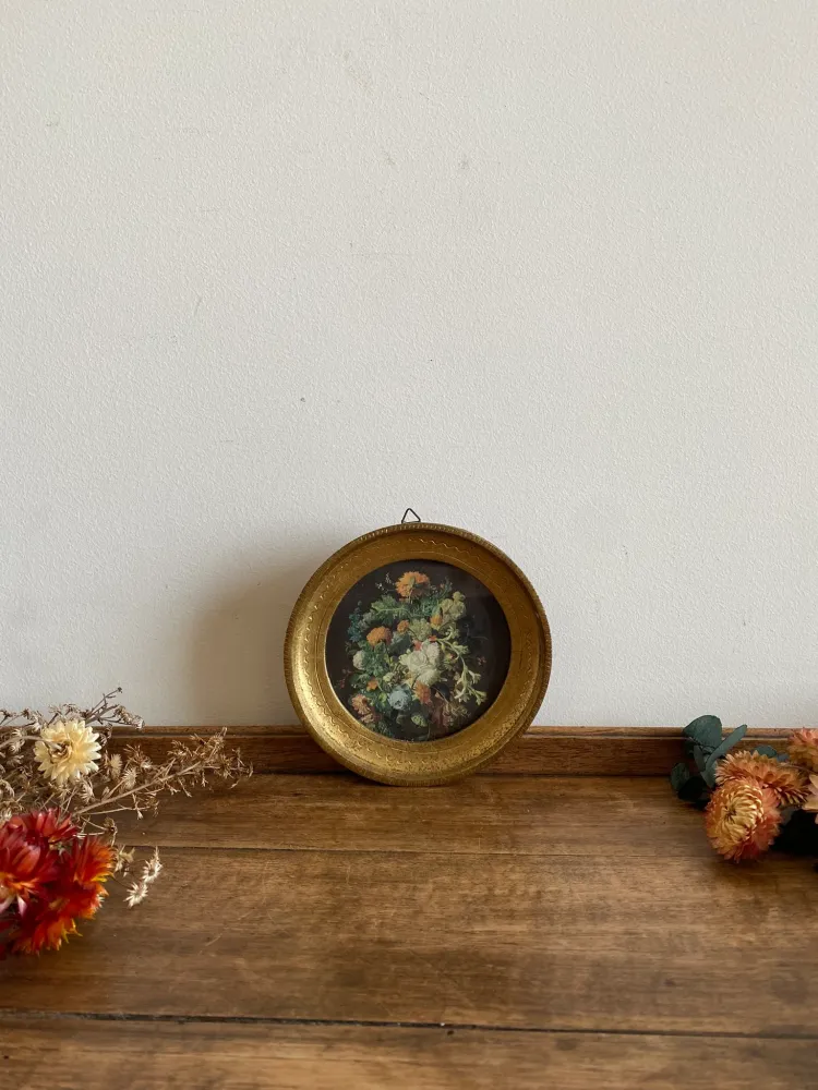 Cadre ancien au pourtour doré représentant un bouquet de fleurs sur fond noir con Montaje en Estaca