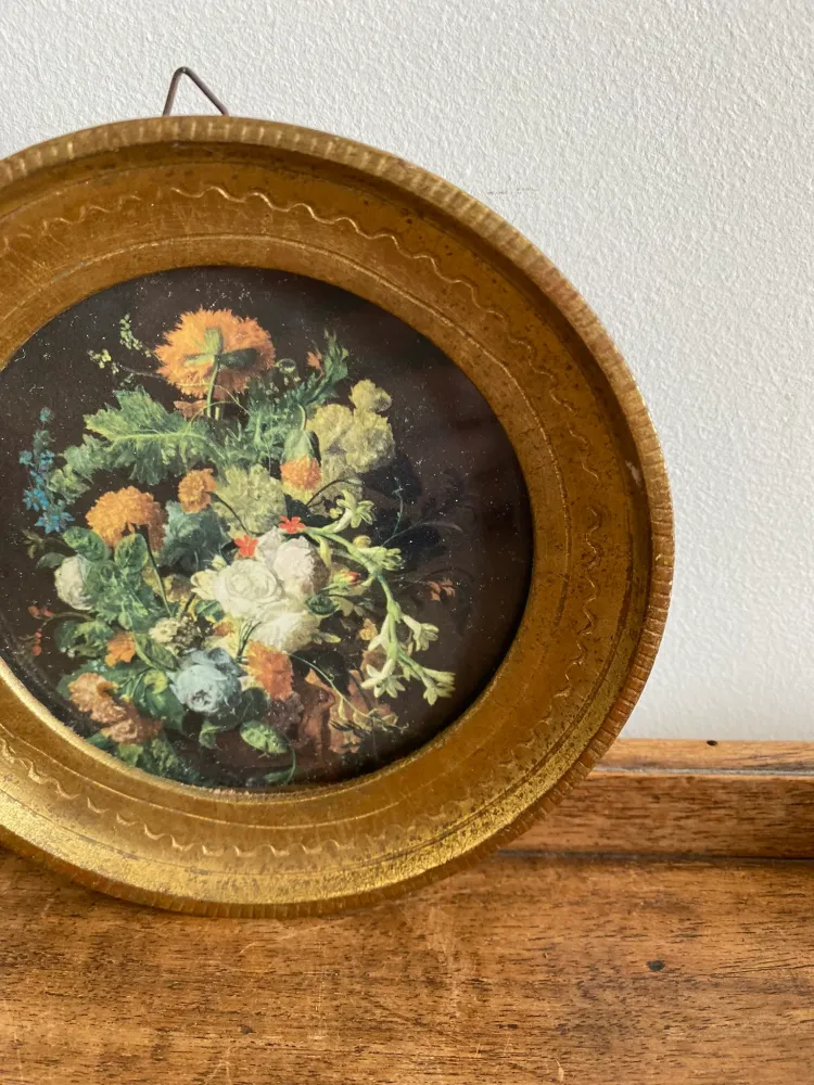 Cadre ancien au pourtour doré représentant un bouquet de fleurs sur fond noir con Montaje en Estaca