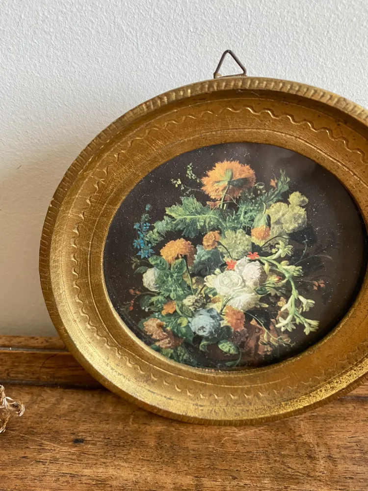Cadre ancien au pourtour doré représentant un bouquet de fleurs sur fond noir con Montaje en Estaca