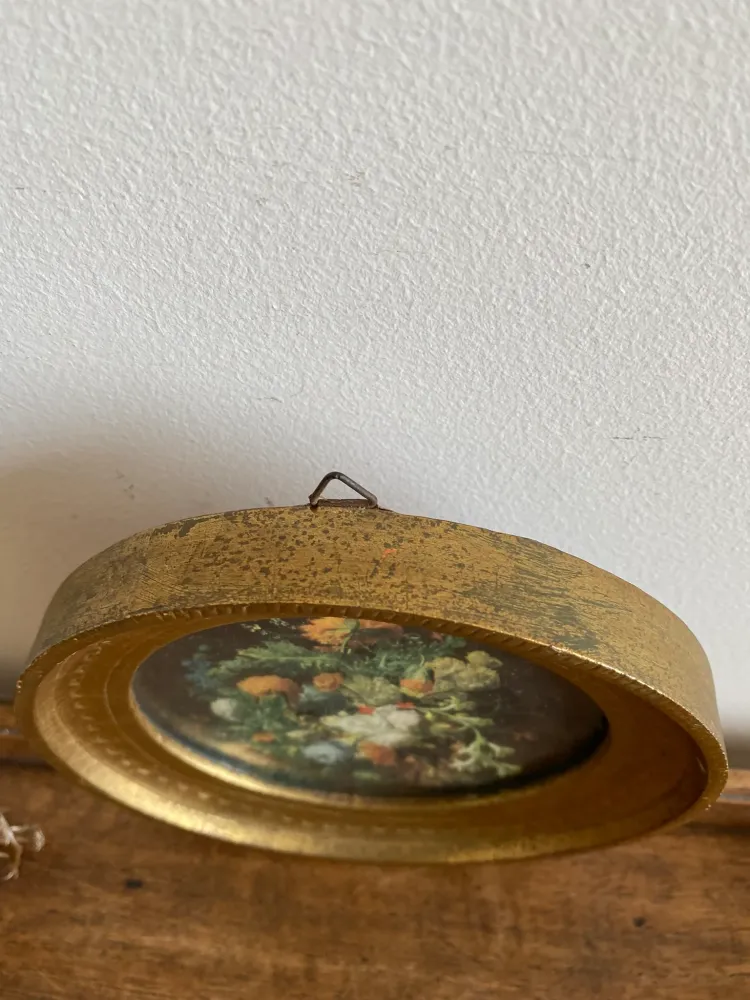 Cadre ancien au pourtour doré représentant un bouquet de fleurs sur fond noir con Montaje en Estaca