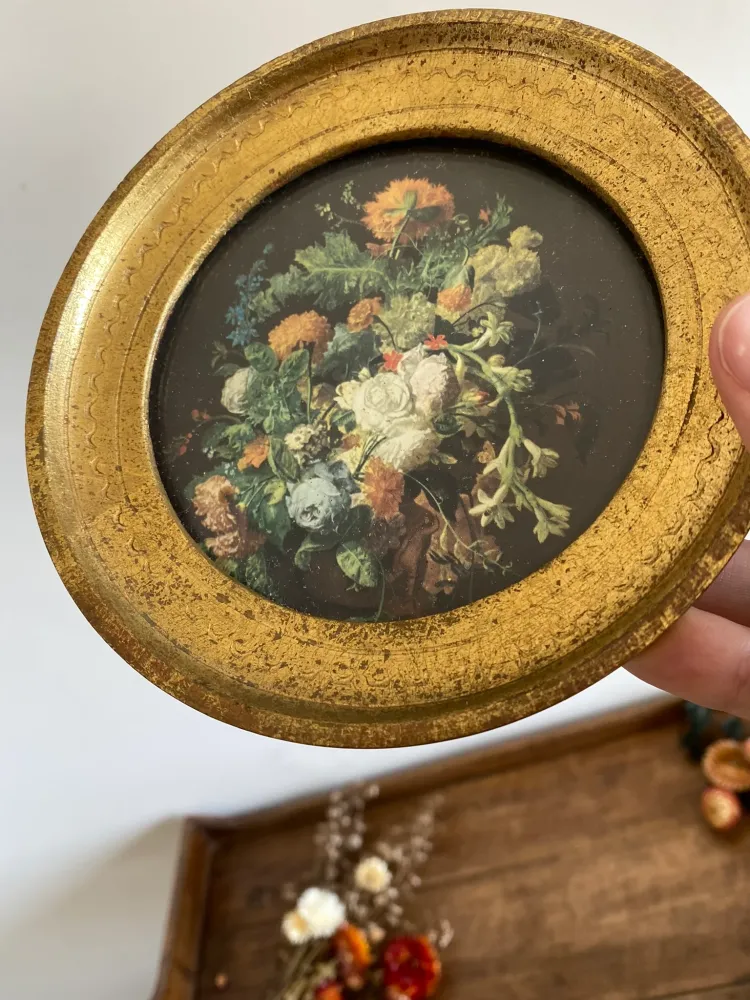 Cadre ancien au pourtour doré représentant un bouquet de fleurs sur fond noir con Montaje en Estaca