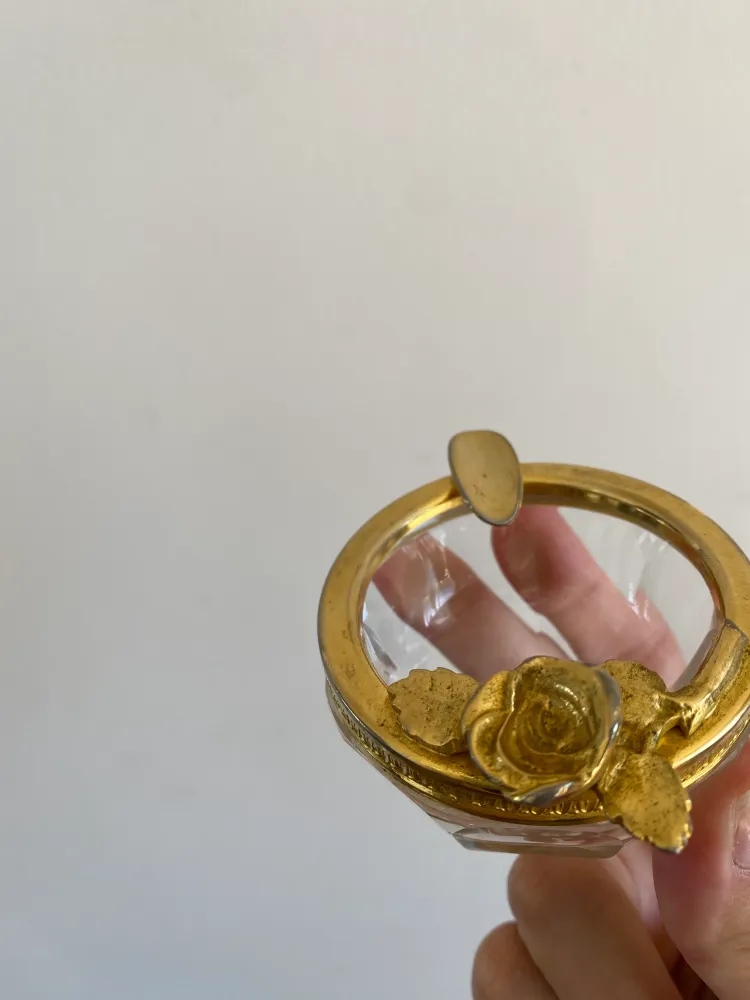 Cendrier au pourtour doré avec rose en relief con Base Incluida