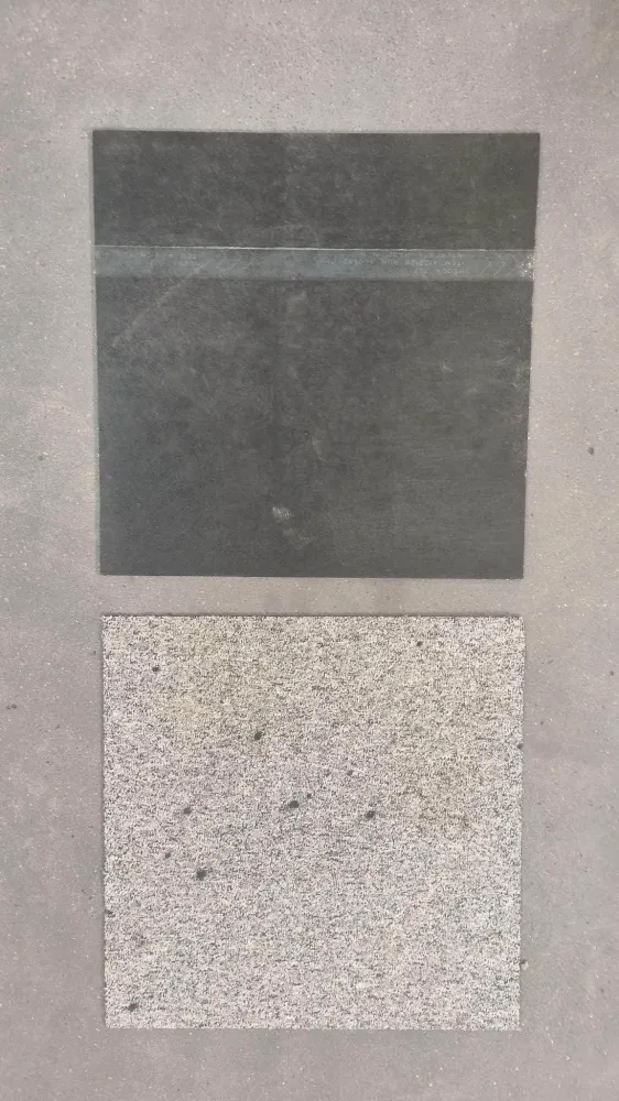 Dalle de moquette gris clair moucheté - marque INTERFACE 50x50cm état d'usage