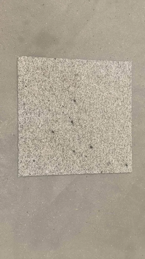 Dalle de moquette gris clair moucheté - marque INTERFACE 50x50cm état d'usage