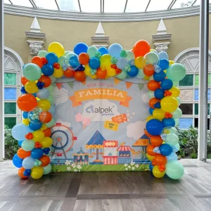 Marco de Globos con Lona Personalizada Temática Feria para Camping Familiar