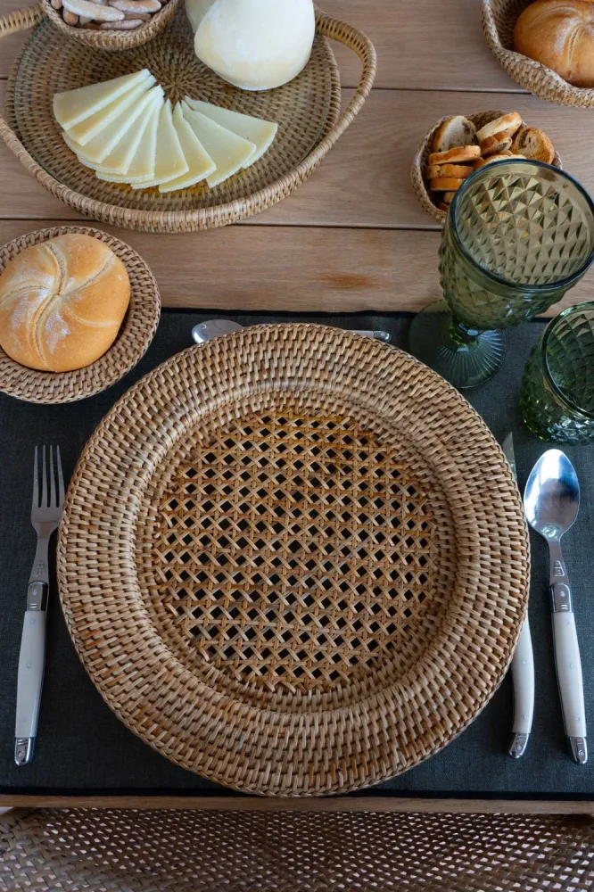 Prato marcador de rattan castanho sin procesar