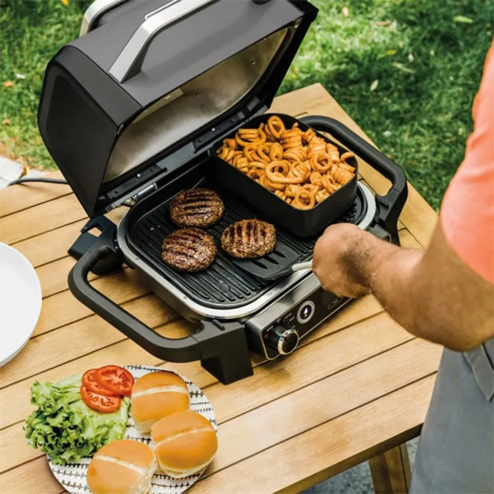 Parrilla eléctrica de exterior con ahumador y freidora de aire Ninja® Capacidad para 10 Personas