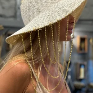 Sombrero Blanco Con cadenas doradas