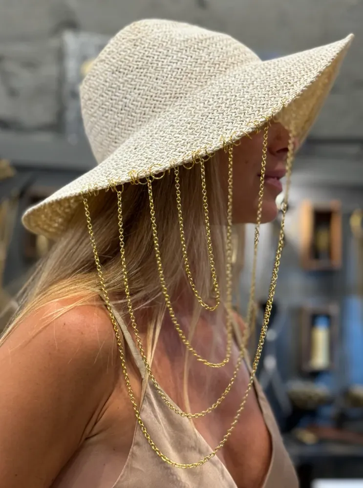 Sombrero Blanco Con cadenas doradas